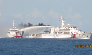 Tàu Trung Quốc ngang ngược phun vòi rồng vào tàu Việt Nam