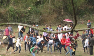 Mùng 6 Tết, về phiên chợ ném cà chua để lấy may