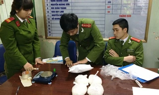 Cơ quan công an tiến hành giám định số ma túy đá thu giữ. Ảnh: Đỗ Hoàng