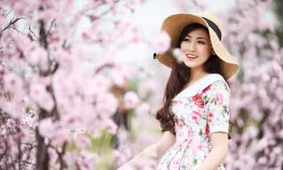Á hậu Tú Anh đẹp mê hồn giữa vườn đào Xuân