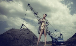 Kha Mỹ Vân khoe chân dài bên lò gạch cũ