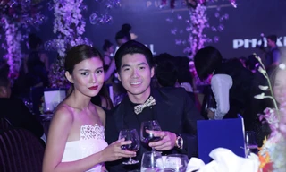 Mâu Thủy khoe vai trần gợi cảm trên bàn tiệc cùng Trương Nam Thành.