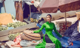 Siêu mẫu Diệu Linh mặc áo dài trên chợ nổi