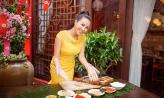 Hoa hậu phu nhân Thu Hoài tự tay làm bánh trung thu.