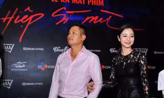Vợ chồng Jennifer Phạm tay trong tay đến chúc mừng Mr. Đàm ra mắt phim mới.