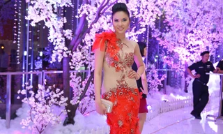 'Gái quê' Lê Thị Phương với bộ váy rườm rà, sến sẩm.