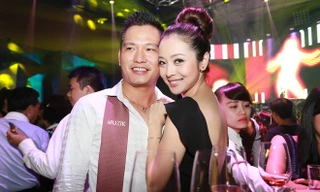 Jennifer Phạm tình tứ ôm chặt ông xã.