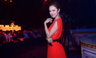 Jennifer Phạm đẹp kiêu sa với đầm dạ hội đỏ rực