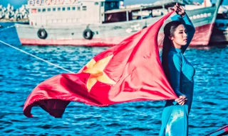 Ngọc Hân gây xúc động khi tung cờ đỏ sao vàng ở Lý Sơn