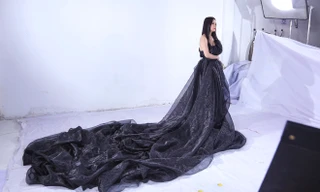 Thí sinh thi nhau tạt sơn vào váy của Trương Ngọc Ánh