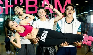 Diễm My 9X gợi cảm và tinh nghịch bên dàn hotboy.