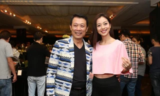 Jennifer Phạm diện trang phục khá cá tính croptop ngắn khoe khéo eo thon và quần quần legging màu đen.