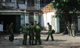 Lực lượng công an khám nghiệm hiện trường.