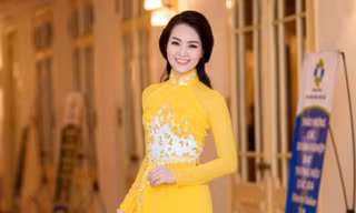 Á hậu Thụy Vân rực rỡ áo dài vàng giữa trời đông
