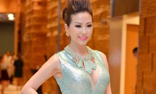 Hoa hậu Thu Hoài bất ngờ khoe vòng một gợi cảm