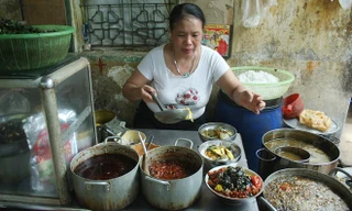 Quán bún ốc cổ truyền của cô Lan nằm sâu trong ngõ 139 Khương Thượng, Chủ quán là cô Lan, 59 tuổi. Tính đến nay hàng cô Lan đã mở được 36 năm. Các bí quyết nấu ăn được bà cô Lan nắm giữ, truyền lại cho mẹ cô, rồi mẹ cô truyền lại cho cô. 