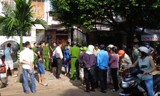 Người dân tập trung tại hiện trường.