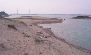 Nam sinh chết đuối khi chụp ảnh ở bãi đá sông Hồng