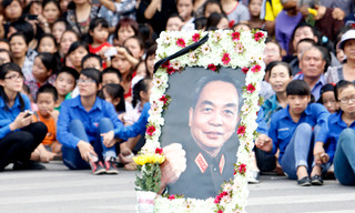 'Dải ngân hà cháy sáng trên mặt đất' và sự thức tỉnh