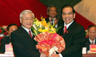 Nguyên Tổng Bí thư Nông Đức Mạnh chúc mừng Tổng Bí thư Nguyễn Phú Trọng