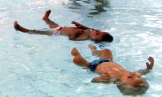 Kinh ngạc trước khả năng bơi của cặp song sinh 9 tháng tuổi