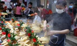 Gà luộc ngậm hoa hồng cúng ông Công ông Táo đắt hàng nhất ở 'chợ nhà giàu'