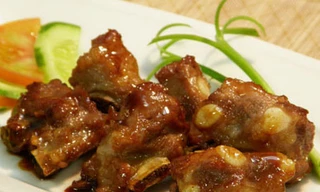 Cải thiện bữa tối với món sườn non kho tộ