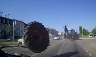 Bánh xe tự rơi khỏi máy kéo, hạ gục hai ôtô