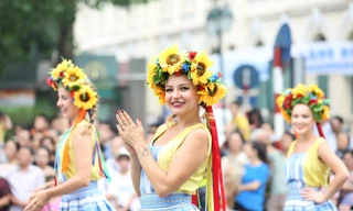 Rực rỡ Carnival đường phố Hà Nội kỷ niệm “20 năm Thành phố Vì hòa bình”