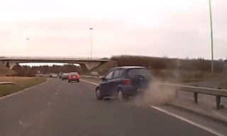 Đâm vào rào chắn cao tốc, Toyota Yaris vẫn tiếp tục lao 'phăng phăng'