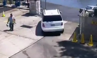 Nhầm chân ga, người phụ nữ lao thẳng SUV xuống sông