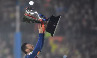 Nhìn gần Messi và đồng đội ở Barca hân hoan nâng Cup La Liga