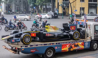 Bắt gặp xe đua F1 diễu hành trên đường phố Thủ đô