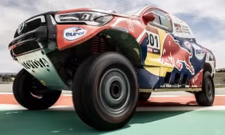Toyota Hilux trang bị động cơ V8 để đua Dakar Rally