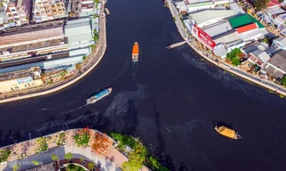 Dòng sông ở miền Tây chuyển màu đen kịt