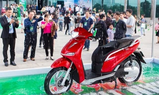 Pega dính lùm xùm nhái, so sánh mẫu mã xe máy điện