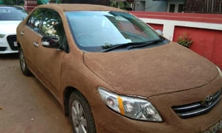 Người phụ nữ Ấn Độ dùng phân bò phủ lên ôtô để chống nóng