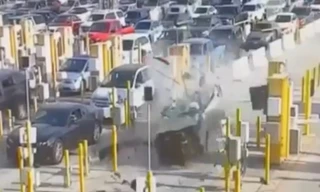 Tài xế đâm nát cổng, lao qua biên giới Mỹ - Mexico