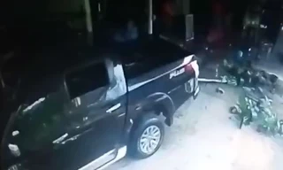 Tài xế say xỉn lái chiếc xe bán tải tông vào nhà dân