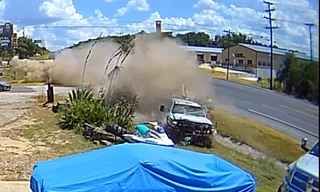 Xe bán tải mất lái 'gây họa' cho ôtô đỗ bên đường