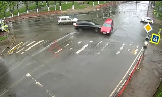 SUV vượt đèn đỏ đâm ôtô khác 'lăn quay' giữa giao lộ