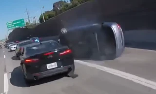 'Chạm nhẹ' vào đuôi xe thể thao, ôtô tự lật nhào