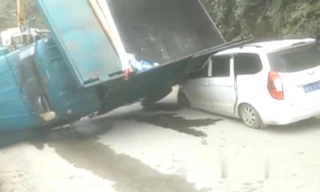 Xe tải vượt ẩu, lật nhào vào ôtô ngược chiều