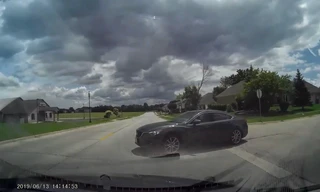 Sang đường bất cẩn, Mazda 3 bị húc bay khỏi đường