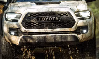 Toyota Hilux mới chia sẻ khung gầm với bán tải cỡ lớn Tundra?