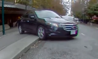 Nhầm chân ga, xe Honda lùi hết cỡ rồi lật ngửa