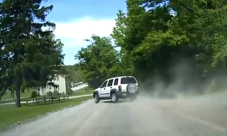 Vượt ẩu, xe Jeep mất lái rồi lật nhào