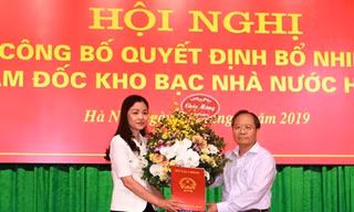 Thứ trưởng Đỗ Hoàng Anh Tuấn trao quyết định và chúc mừng bà Nguyễn Thị Thanh Hương.