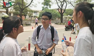 Đề thi Ngoại ngữ vào lớp 10 trường chuyên khó hơn đề thi thử