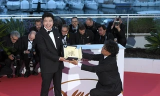 Đạo diễn Hàn quỳ gối trao lại giải Cành Cọ Vàng cho nam chính